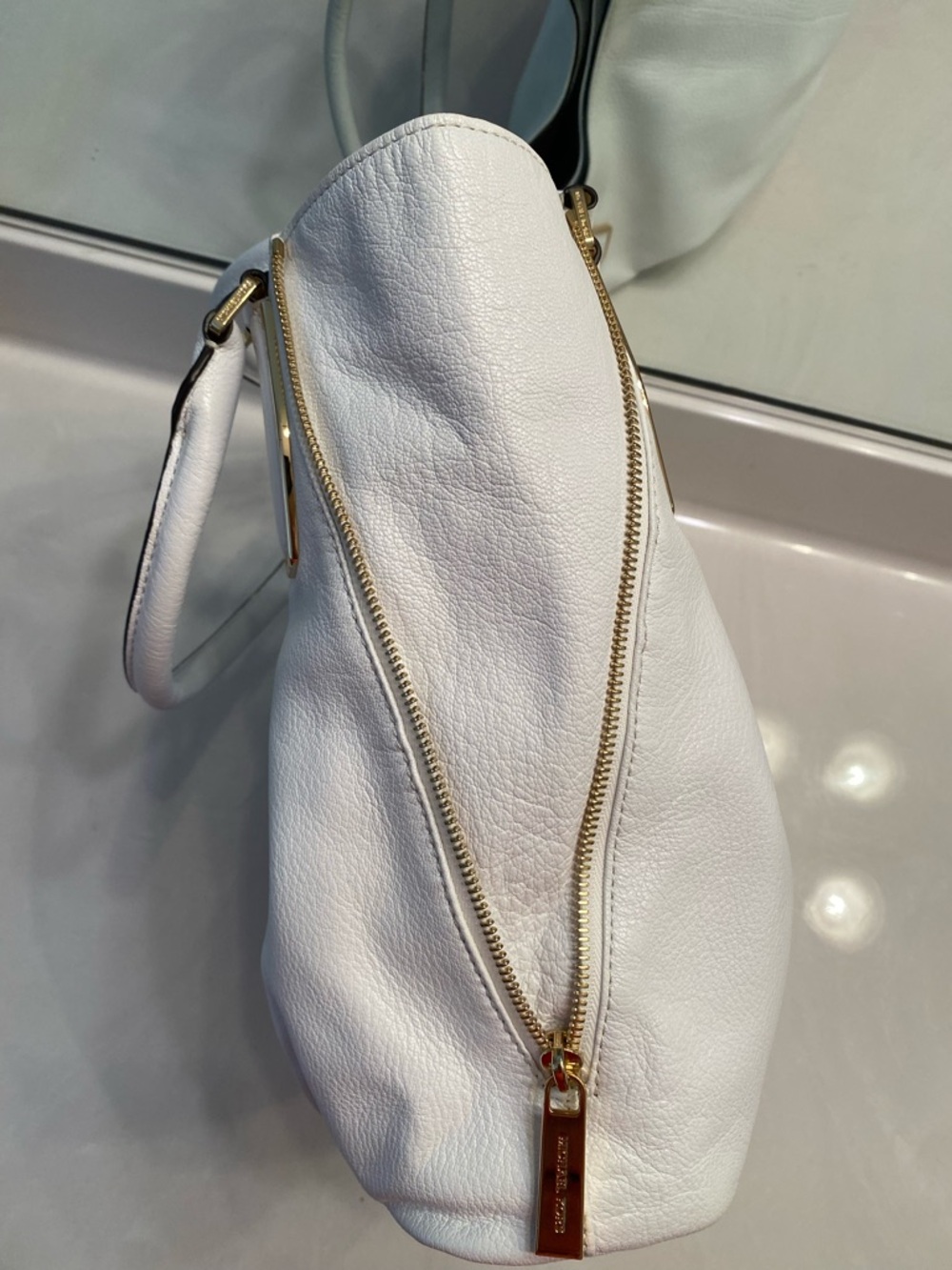 Michael Kors White Leather Shoulder Bag with Gold Hardware - Picture 2 of 8